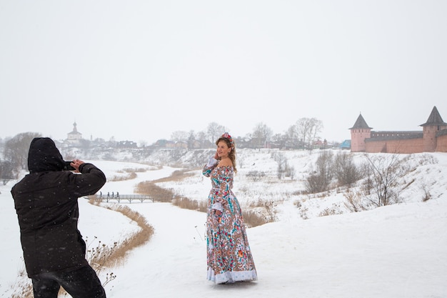 Schönes russisches Mädchen in einer Winternationalkleidung