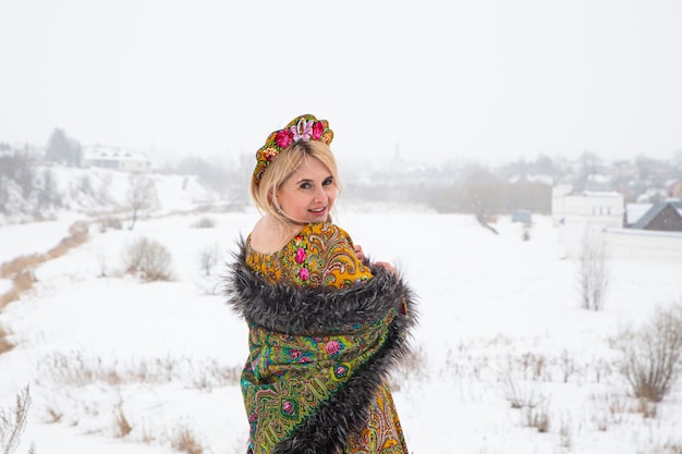 Schönes russisches Mädchen in einer Winternationalkleidung