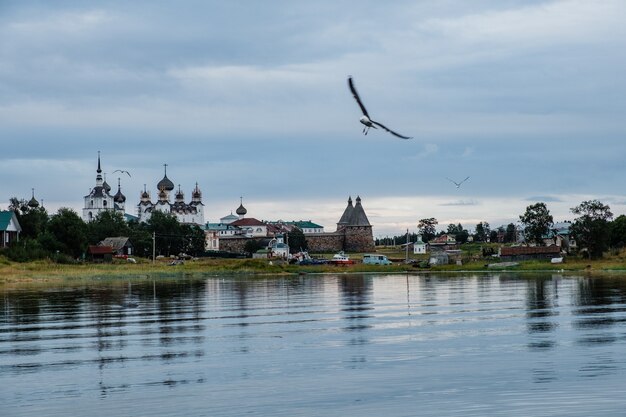 Schönes russisches Solovki-Kloster am Sommertag.