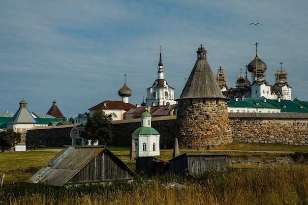 Schönes russisches Solovki-Kloster am Sommertag.