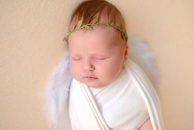 Schönes schlafendes Baby der Nahaufnahme Neugeborenes Mädchen schläft auf einer Decke