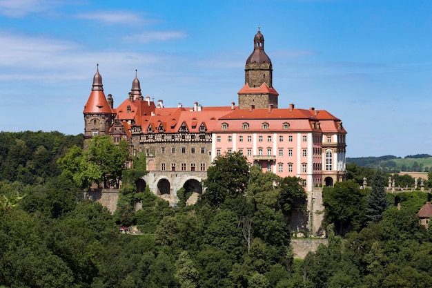 Schönes Schloss auf einem Hügel