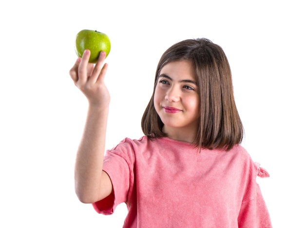 Schönes Schulmädchen mit Apfel auf Weiß