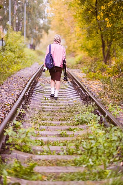 Foto schönes schwangeres mädchen geht auf der eisenbahn