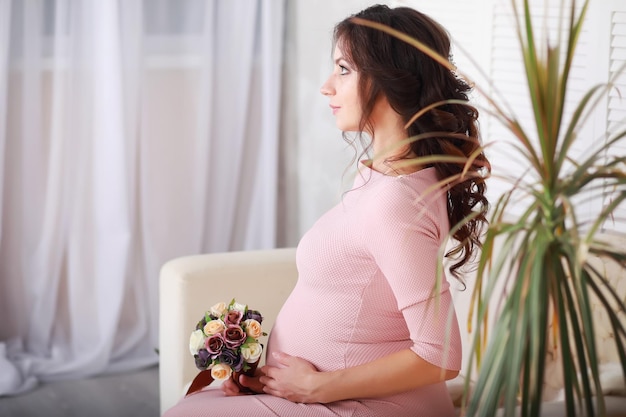 Schönes schwangeres Mädchen mit einem dicken Bauch Junges verheiratetes schwangeres Paar Mann mit einer schwangeren Frau Ein Paar, das die Geburt eines Babys erwartet