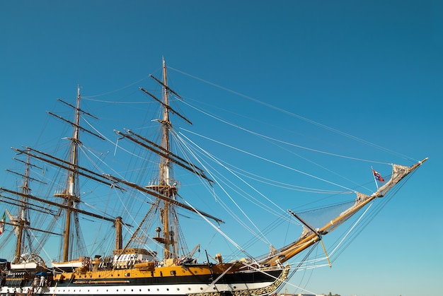 Schönes Segelschiff mit großen Masten am Liegeplatz