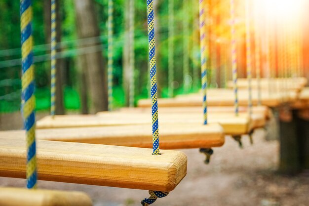 Schönes Seil- und Netzklettern im Park an der Natur