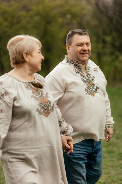 Schönes Seniorenpaar, das sich im Herbstalter einer Familie küsst, die ein langes Leben zusammen gelebt hat