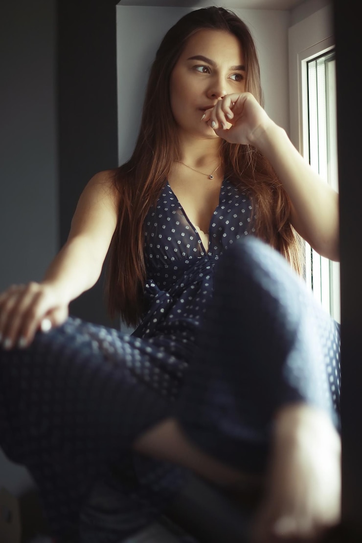 Foto schönes sexy junges erwachsenes brünettes mädchen mit langen haaren zu hause