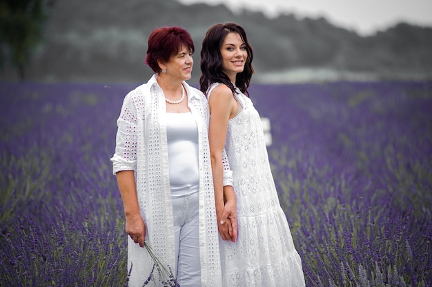 Schönes sinnliches Frauenporträt im Freien auf dem Blumengebiet