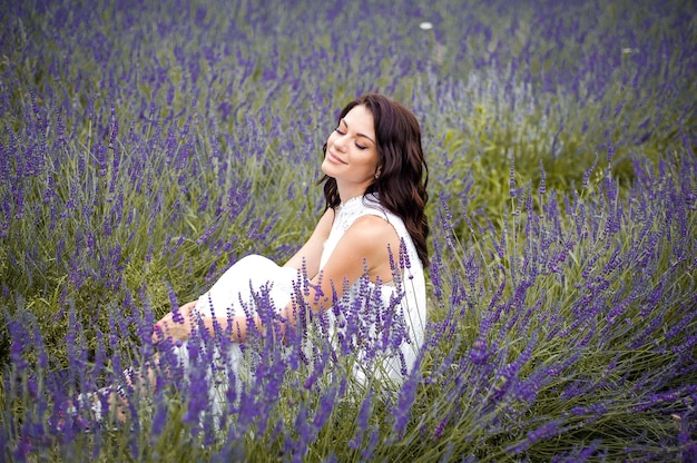 Schönes sinnliches Frauenporträt im Freien auf dem Blumengebiet