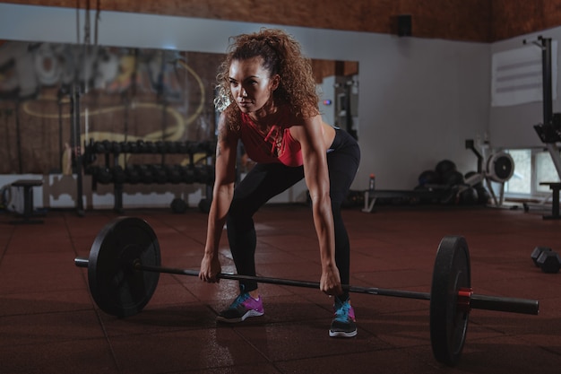 Schönes Sitz crossfit Frauentrainieren