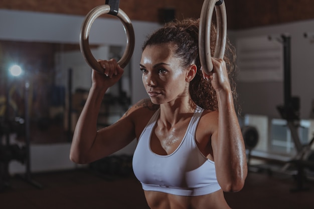 Schönes Sitz crossfit Frauentrainieren