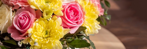 Schönes Sommerbanner für eine Website mit einem Strauß leuchtender Blumen, Strauß rosa Rosen, Chrysanthemen und Nelken, natürlicher Hintergrund für den Designer, Glückwunsch oder Geschenkkonzept