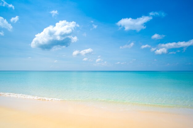 schönes Sommerstrand Meer.