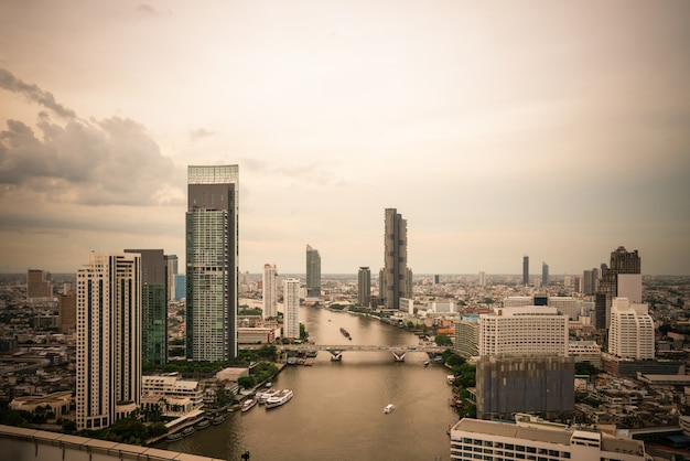 Schönes Sonnenuntergangstadtbild und Hochhäuser im Stadtzentrum der Metropole