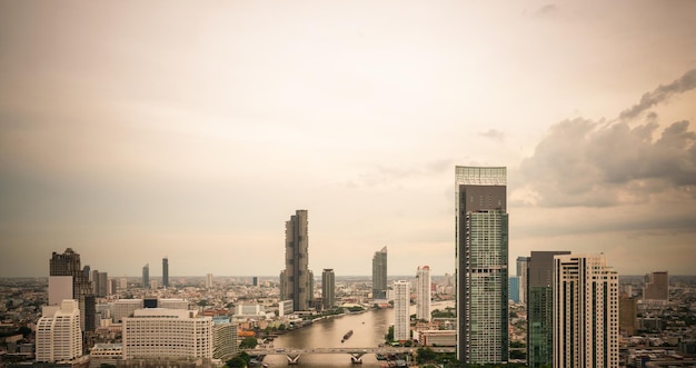 Schönes Sonnenuntergangstadtbild und Hochhäuser im Stadtzentrum der Metropole