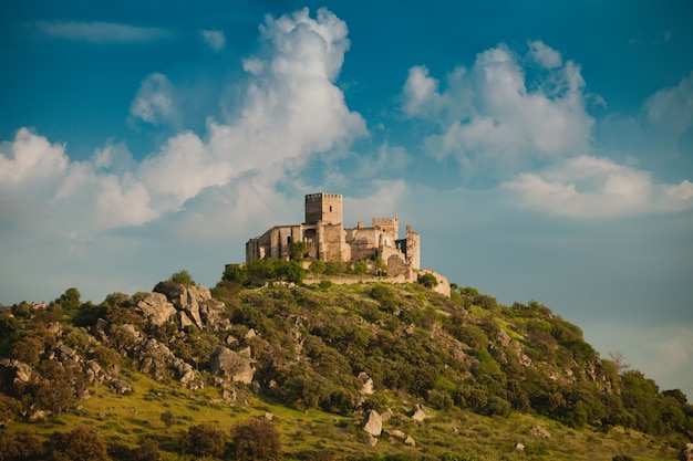 Schönes spanisches altes Schloss über einem Hügel und einem schönen Himmel