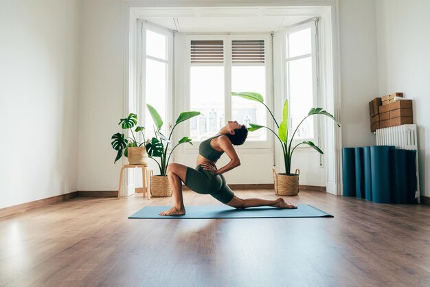 Foto schönes sportliches mädchen, das yoga-training macht