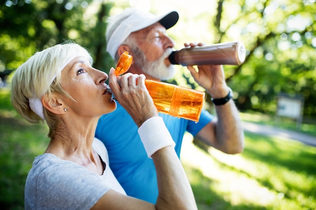 Schönes sportliches Seniorenpaar, das sich mit Laufen und Joggen fit hält