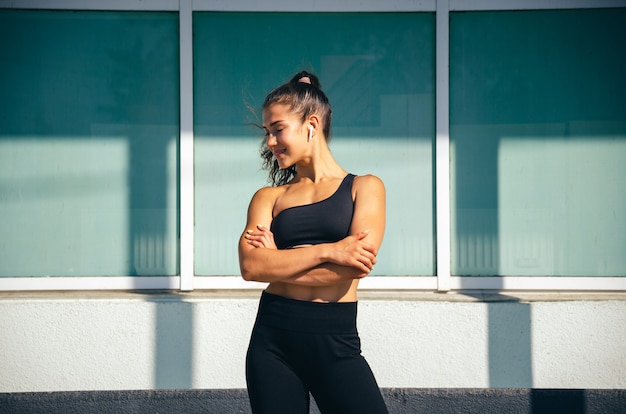 Schönes Sportmädchen hören Musik vor Training