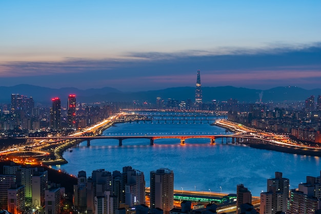 Schönes Stadtbild bei Lotte World Tower in Seoul City, Südkorea.