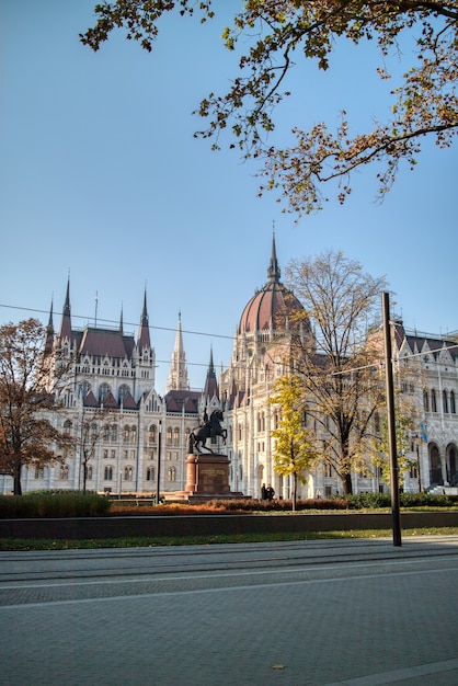 Schönes Stadtbild des Denkmals Rakoczi Ferenc Reiterstatue auf dem Hintergrund des ungarischen Paliamentgebäudes, Budapest, Ungarn.