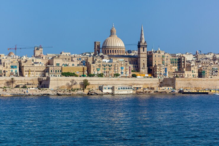 Schönes Stadtbild mit alter Architektur der Stadt Valletta in Malta. Gebäude