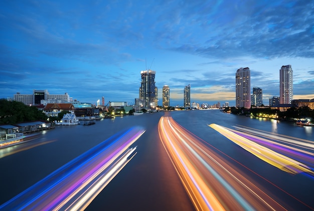 Schönes Stadtbild von Bangkok-Sichtverkehr