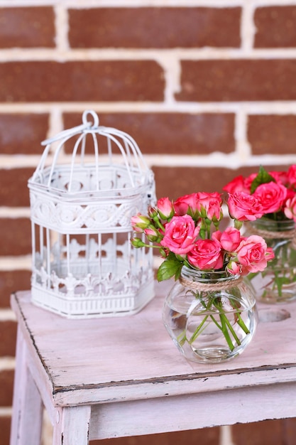 Schönes Stillleben mit kleinen rosa Rosen