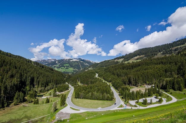 Schönes Tal mit Straße