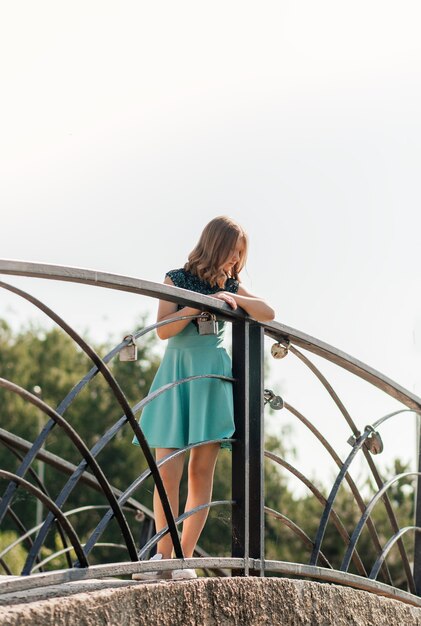 Schönes Teenager-Mädchen, das im Sommer im Park spazieren geht