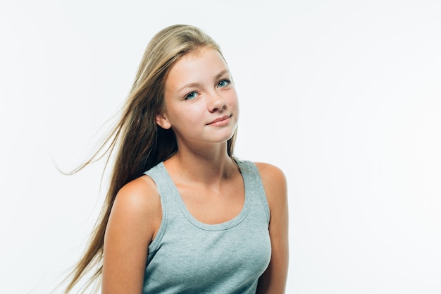 Schönes Teenager-Mädchen Modell Freckles langes Haar Portrait. Studioaufnahme.