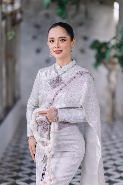 Schönes thailändisches Mädchen in traditioneller thailändischer Kleidung Braut, schönes Thai-Mädchen