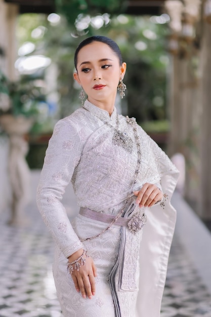 Schönes thailändisches Mädchen in traditioneller thailändischer Kleidung Braut, schönes Thai-Mädchen