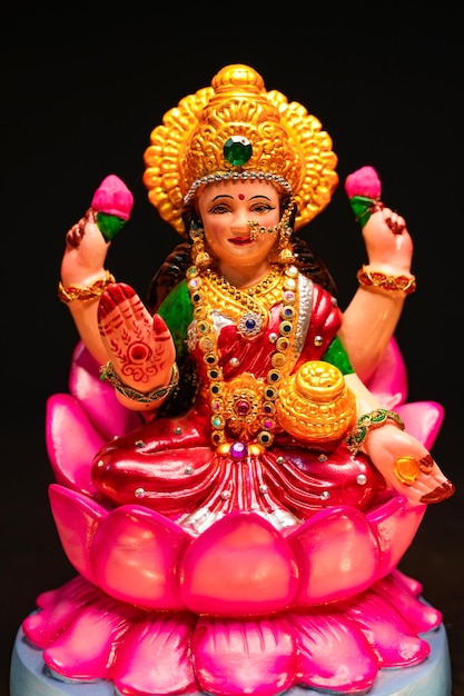 Schönes Ton-Idol der hinduistischen Göttin Lakshmi für das Diwali-Festival.