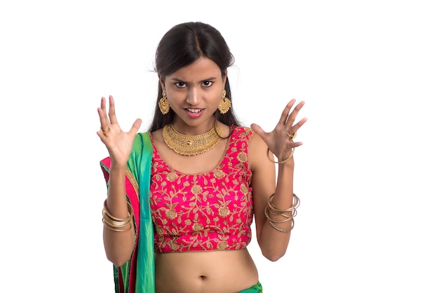 Schönes traditionelles indisches Mädchen, das aufwirft
