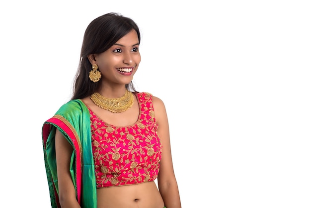 Schönes traditionelles indisches Mädchen, das aufwirft