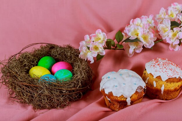 Schönes traditionelles osterbrot kulich schöne osterkuchen bunte eier