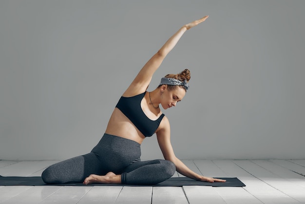 Schönes Training für schwangere Frauen Fitness in den letzten Monaten der Schwangerschaft Yoga-Positionen