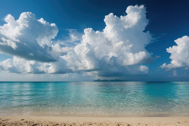 Schönes tropisches leeres Strand Meer Ozean mit weißer Wolke auf blauem Himmel Hintergrund