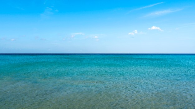 Schönes tropisches Meer mit klarem Hintergrund des blauen Himmels