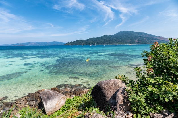 Schönes tropisches Meer mit Korallenriff und Felsen auf Küstenlinie