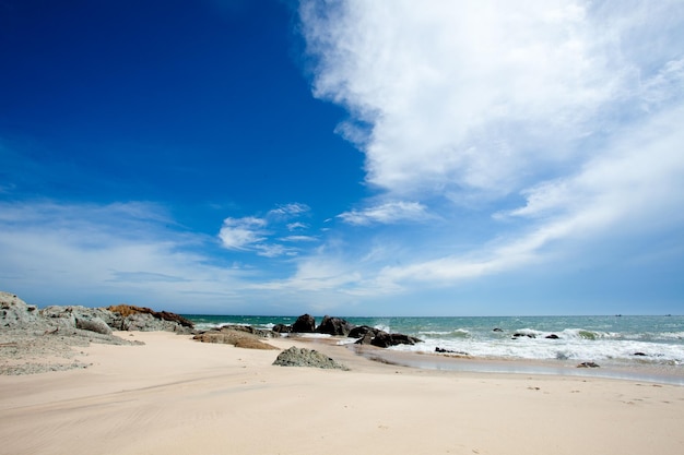 Schönes tropisches Meer und toller Sandstrand