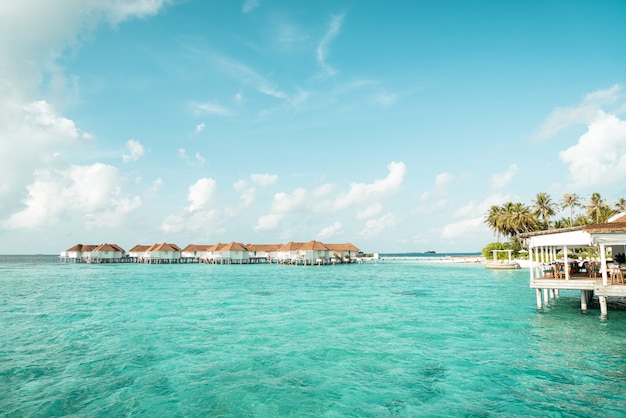 Schönes tropisches Resorthotel am Meer