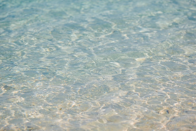 Schönes türkisfarbenes sauberes Wasser