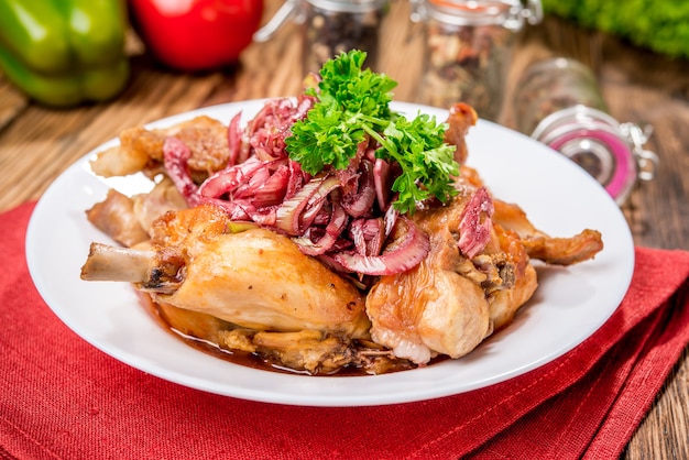 Schönes und leckeres Essen auf einem Teller. Gebratenes Kaninchen