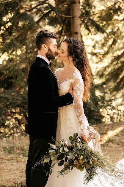 Schönes verliebtes Paar, das im Wald küsst, Waldhochzeit. Hochzeit für zwei.