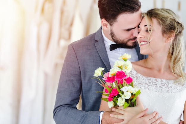 Schönes vorbildliches Hochzeitspaar des Porträts im Atelierladen