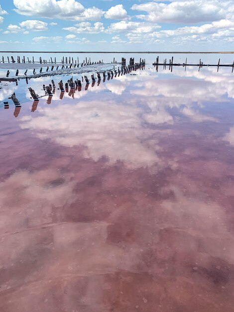 Schönes Wasser im rosa Salzsee reflektiert Wolken und Himmel